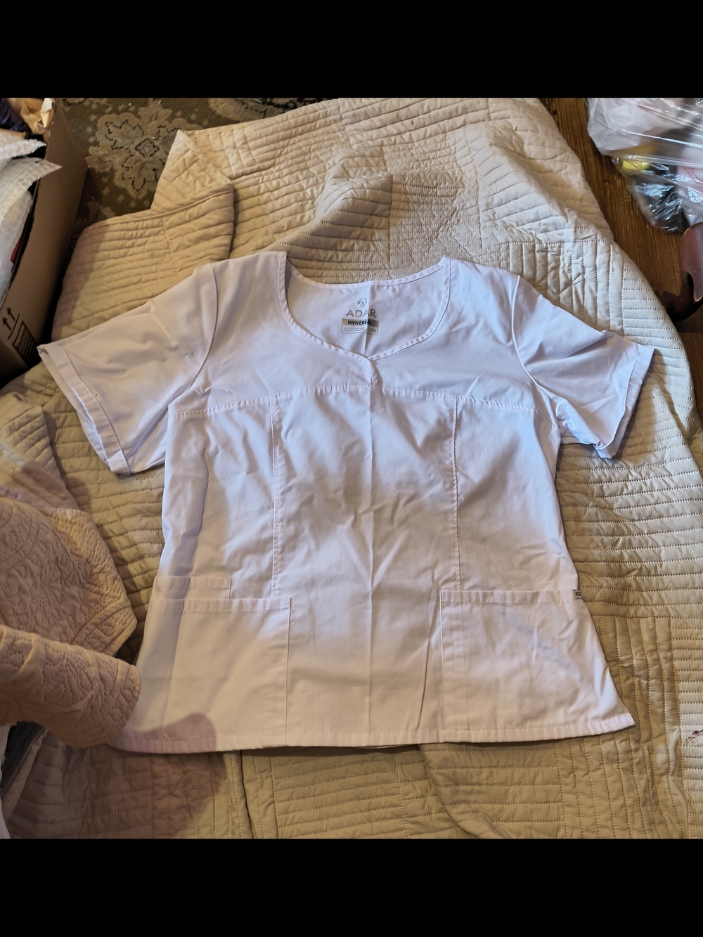 SCRUB TOP.  Women’s White  Short-Sleeve Feminine Cut. Size 2x